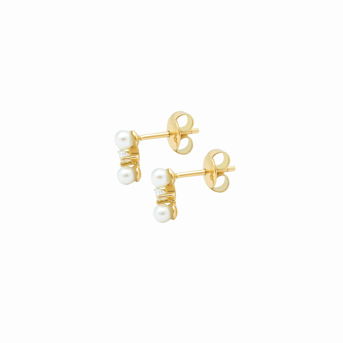 Aretes en oro amarillo 18K en curva con perlas y brillantes