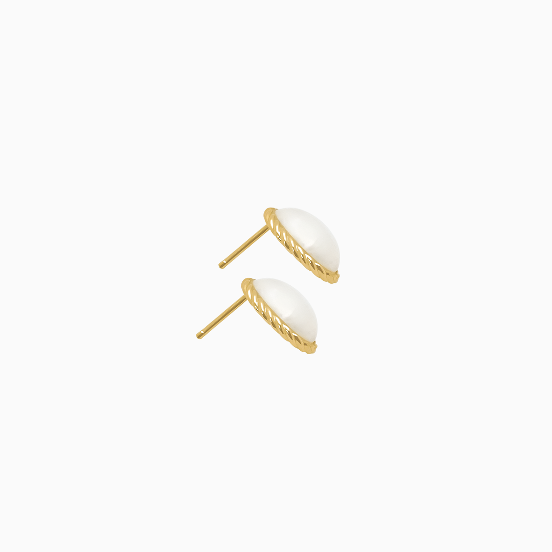 Aretes oro amarillo 18K con media perla mabe y con bisel entorchado