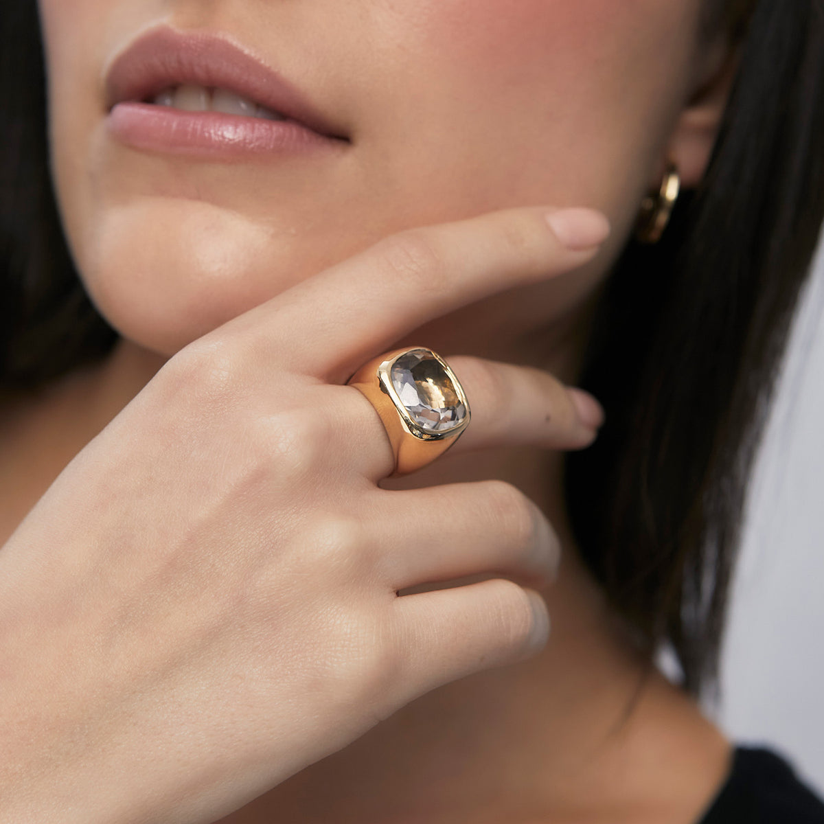 Anillo oro amarillo 18K cuarzo fume