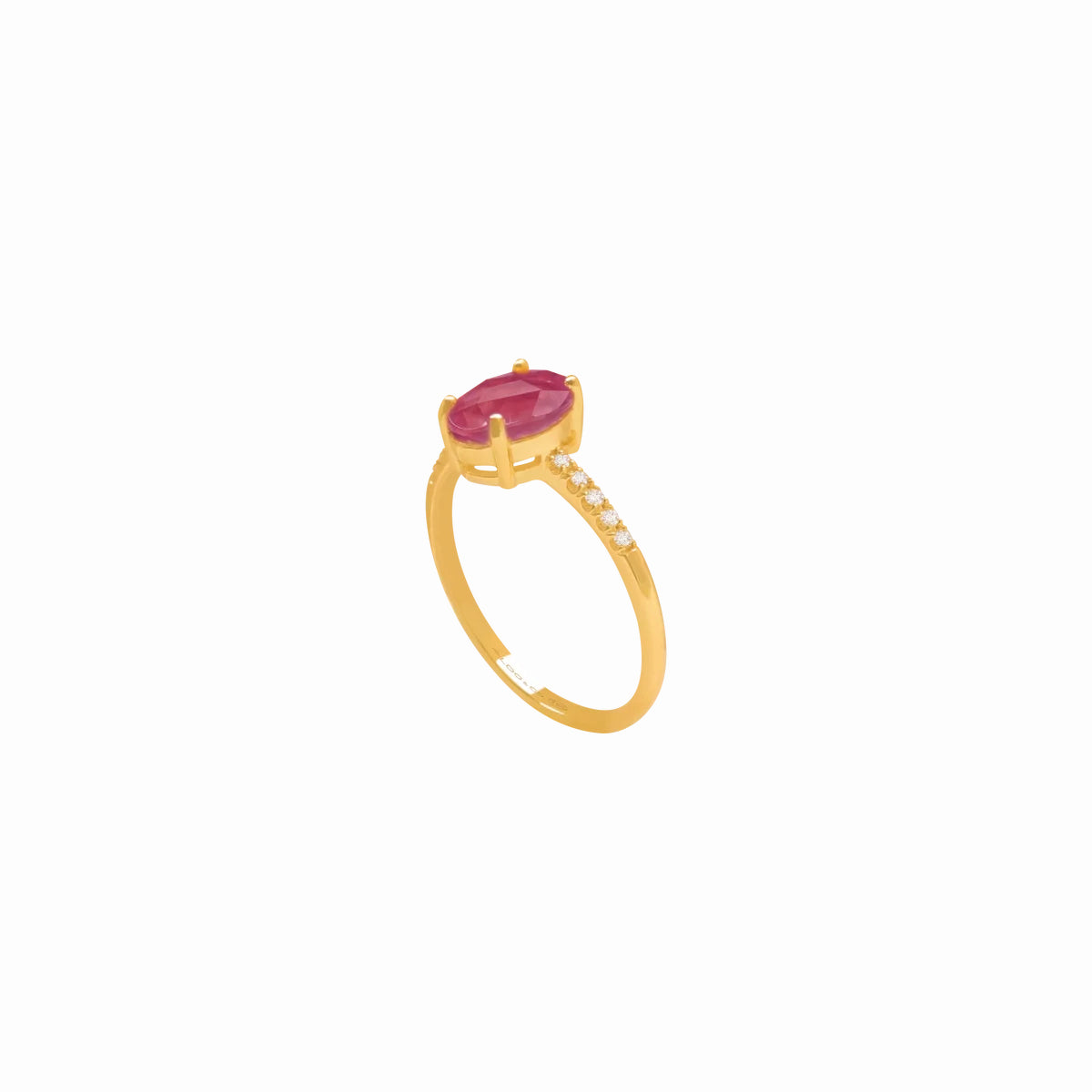 Anillo oro amarillo de 18K con rodolita oval