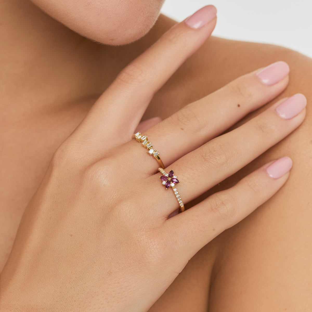 Anillo oro amarillo 18K flor con rubies marquise y brillantes