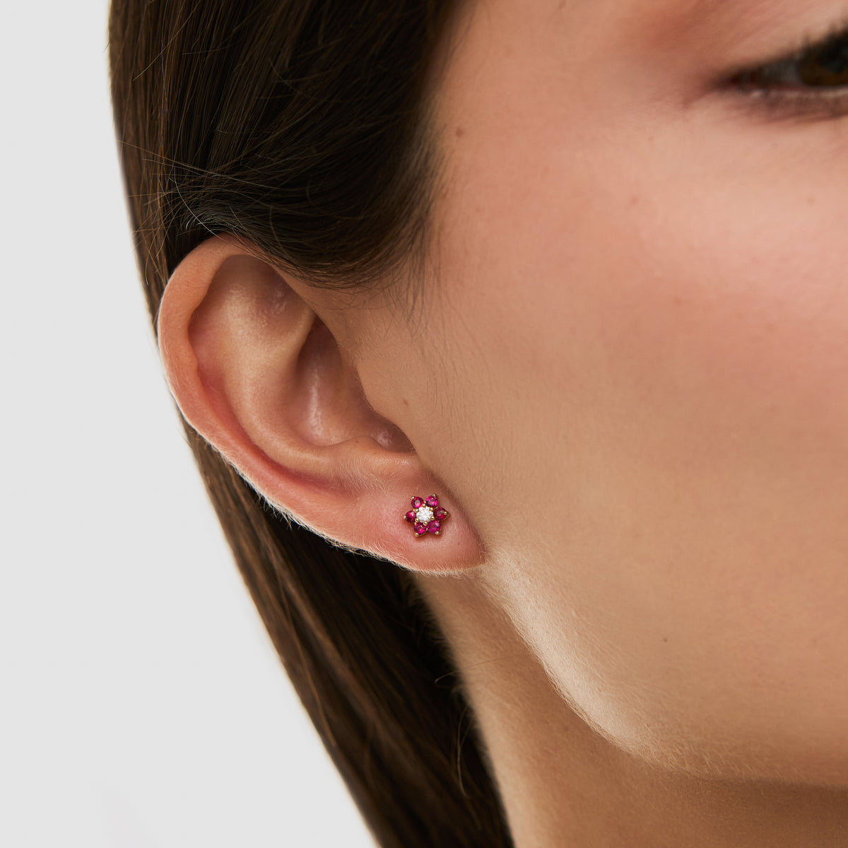 Aretes en oro amarillo de 18K roseta estrella con rubís