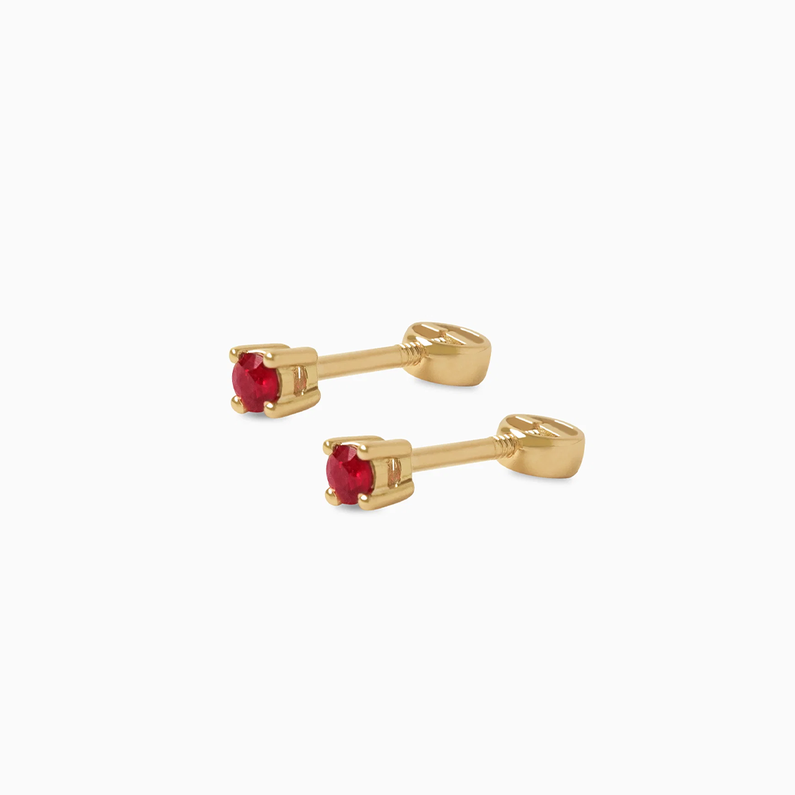 Aretes en oro amarillo de 18K punto de luz con rubí