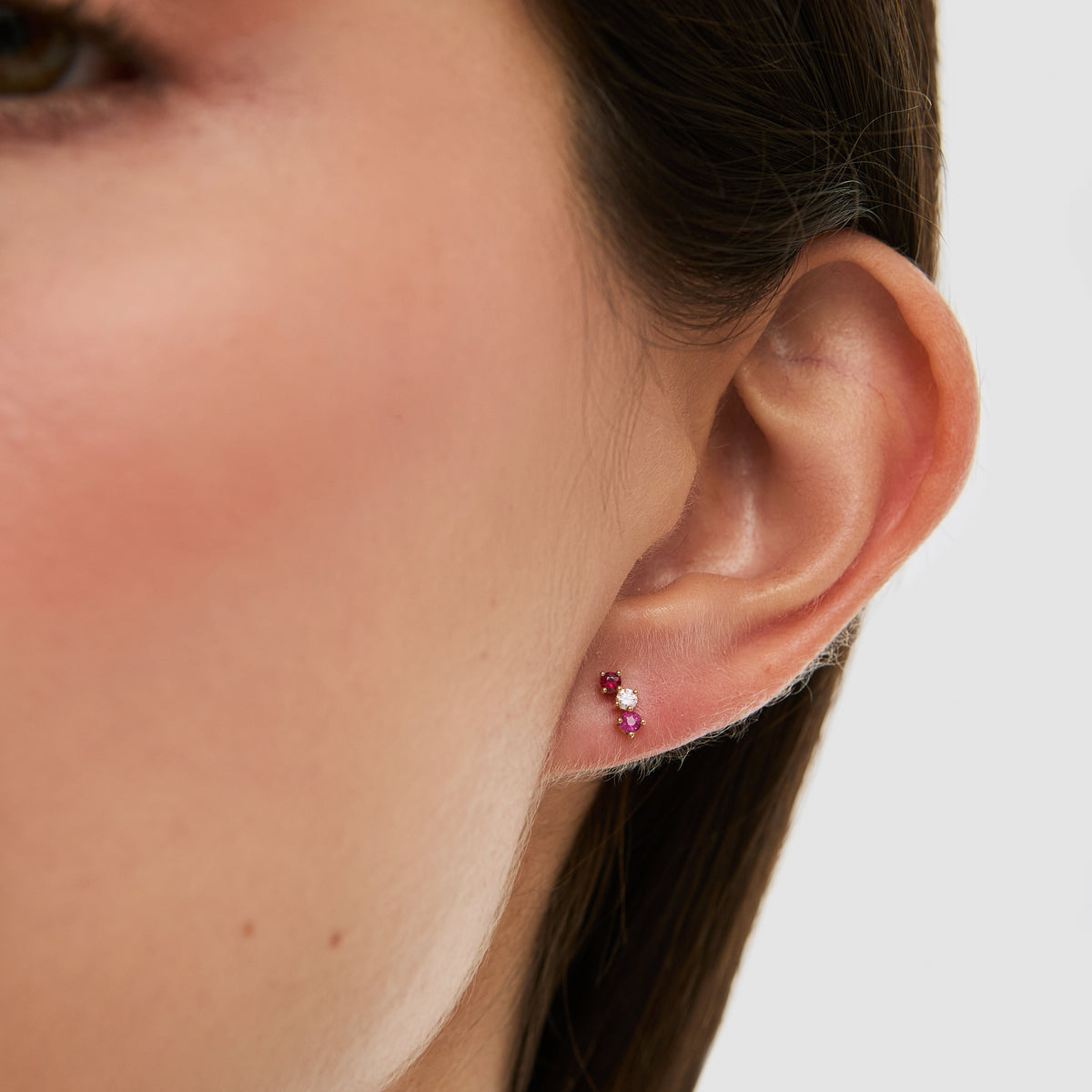 Aretes en oro amarillo 18K en curva con rubís y brillantes