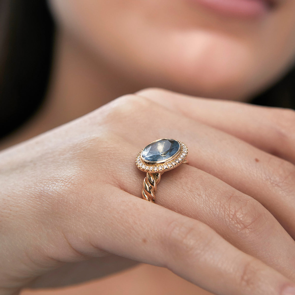 Anillo oro amarillo con Topacio London blue oval
