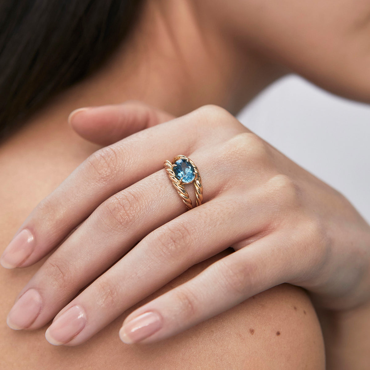 Anillo oro amarillo 18k con Topacio London oval
