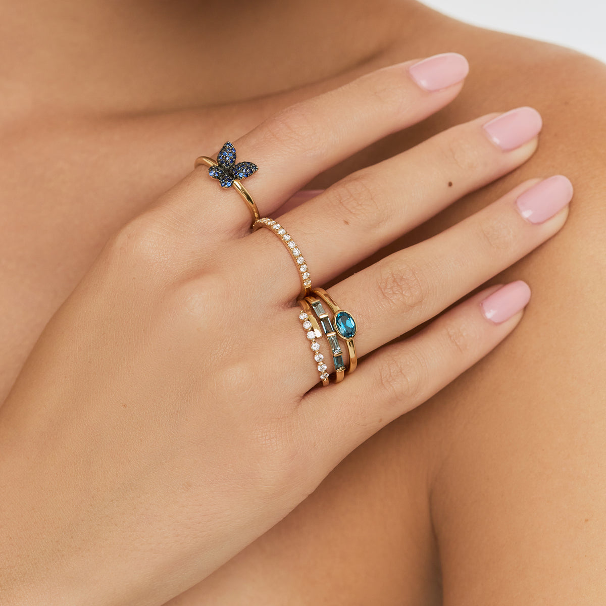 Anillo en oro amarillo de 18K con zafiros 0.20 ct con rodio negro
