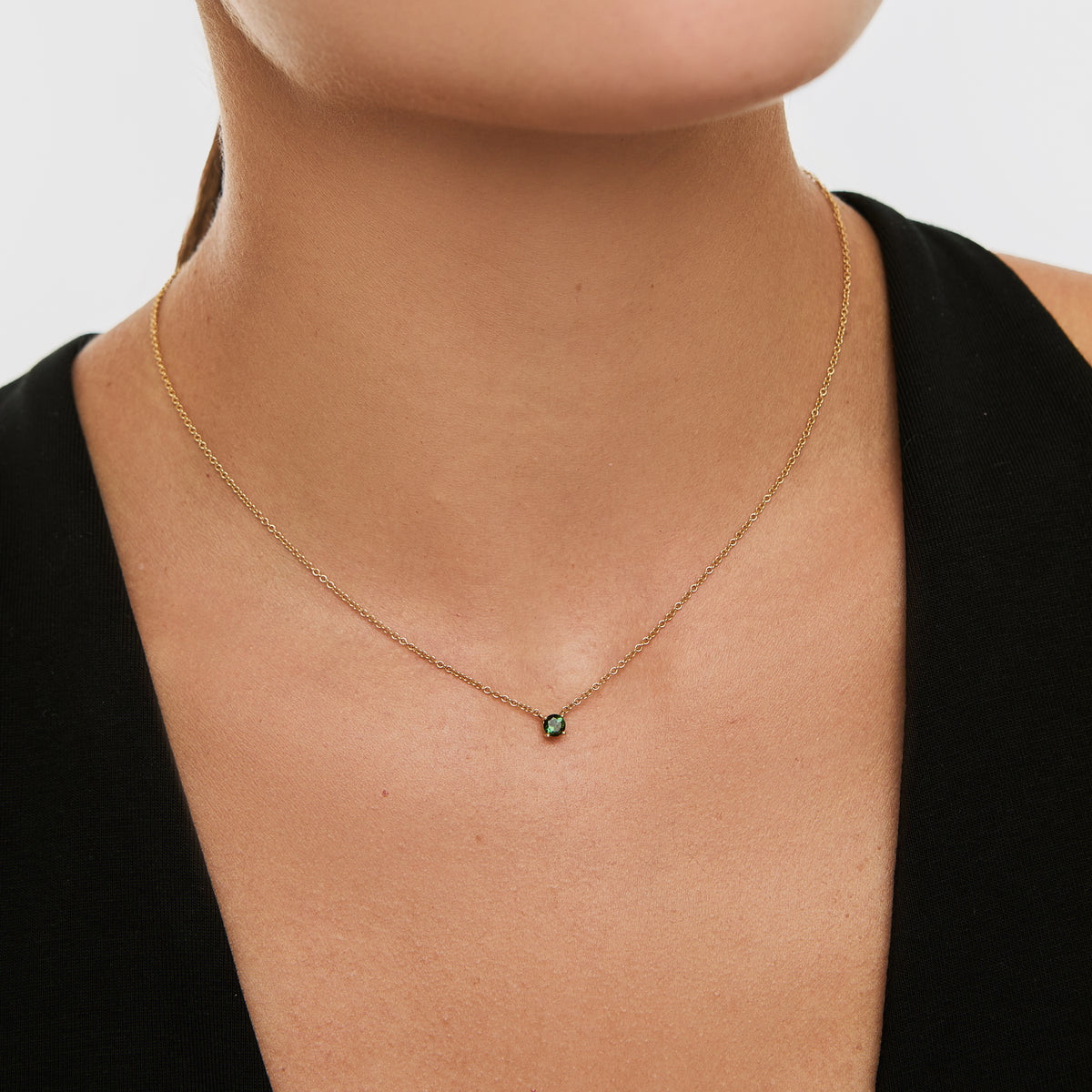 Collar en oro amarillo de 18K con punto luz con turmalina verde olivo