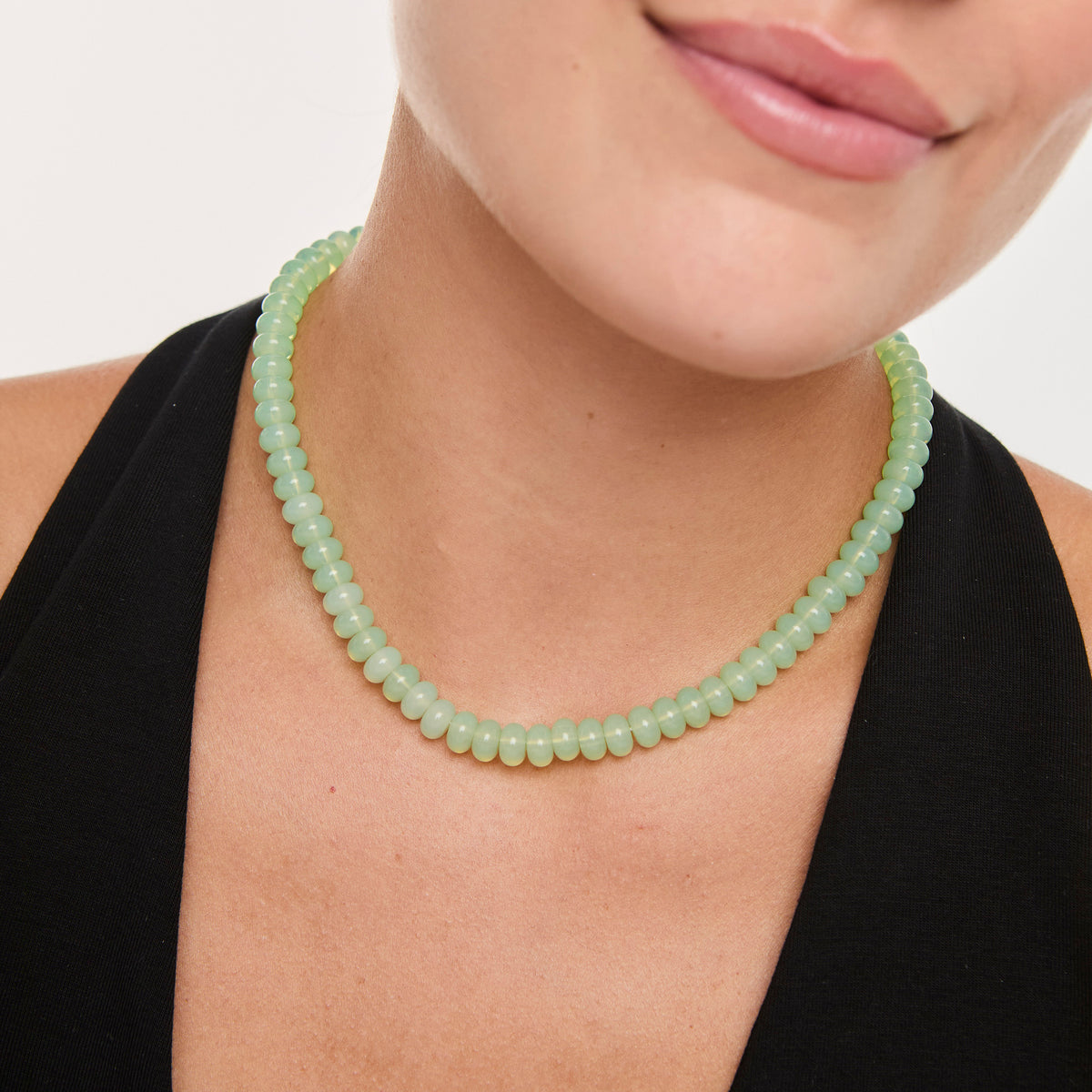 Collar marea de calcita verde con broche de oro amarillo 18K