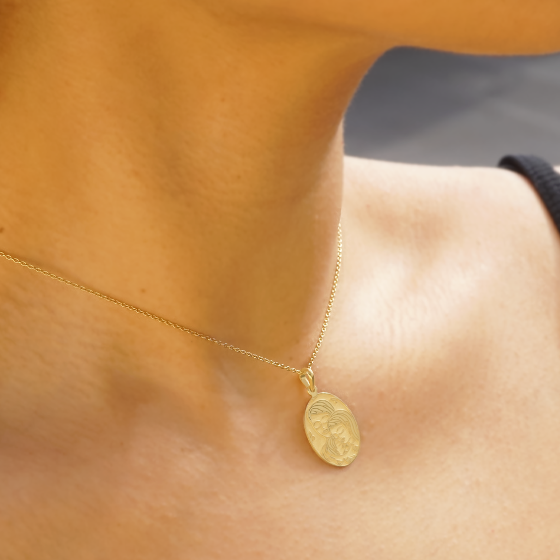 Dije Somos Uno en oro amarillo de 18K