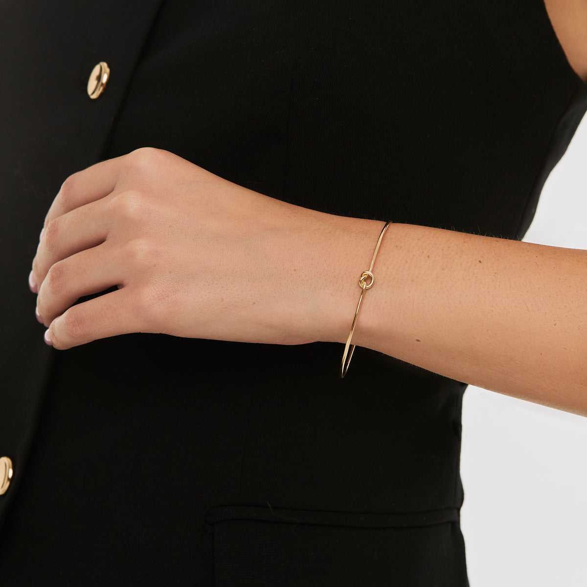 Pulsera en oro amarillo 18K abierto retráctil con nudo central