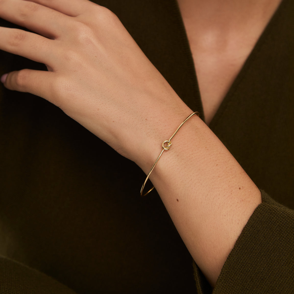 Pulsera en oro amarillo 18K abierto retráctil con nudo central