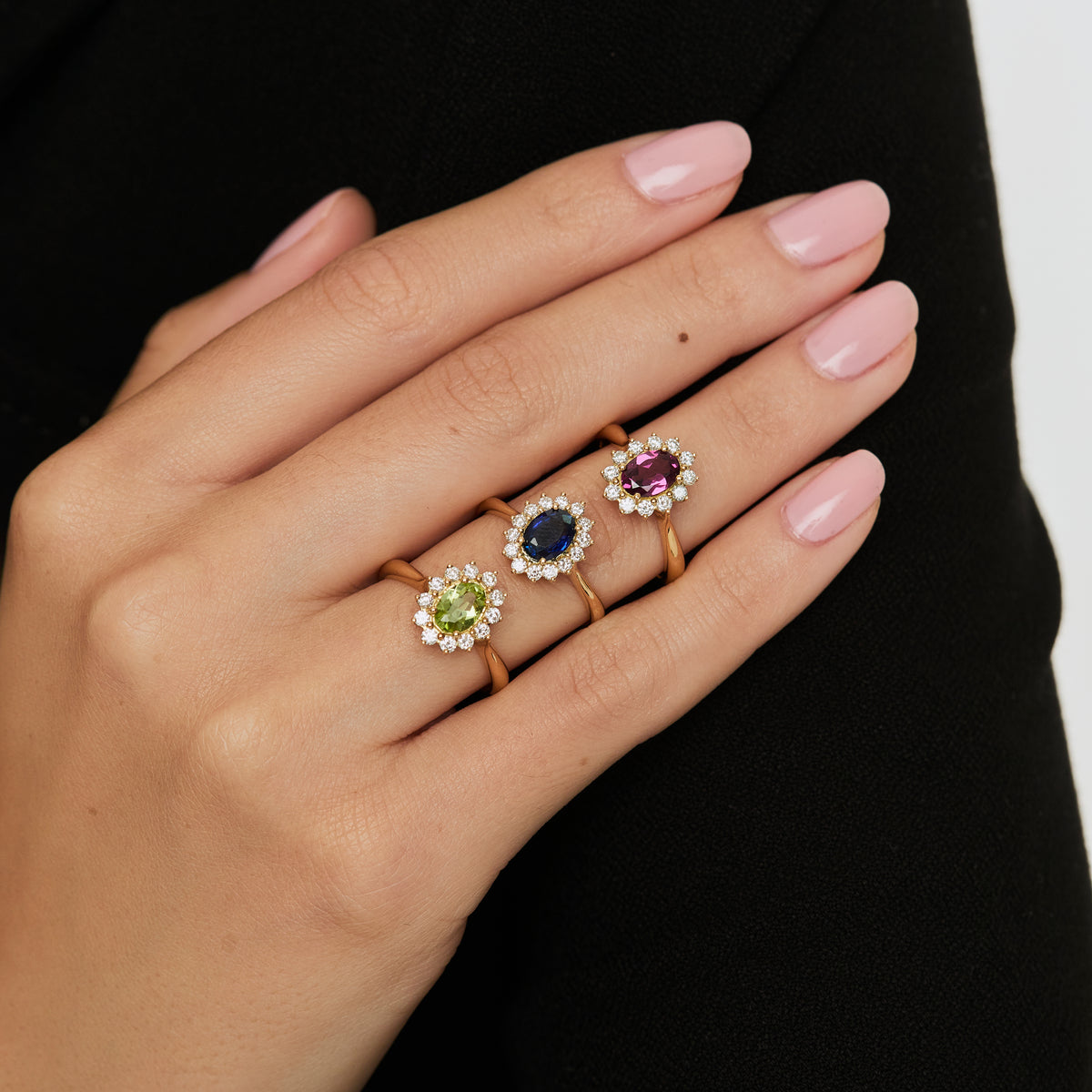Anillo en oro amarillo de 18K con zafiro oval y brillantes