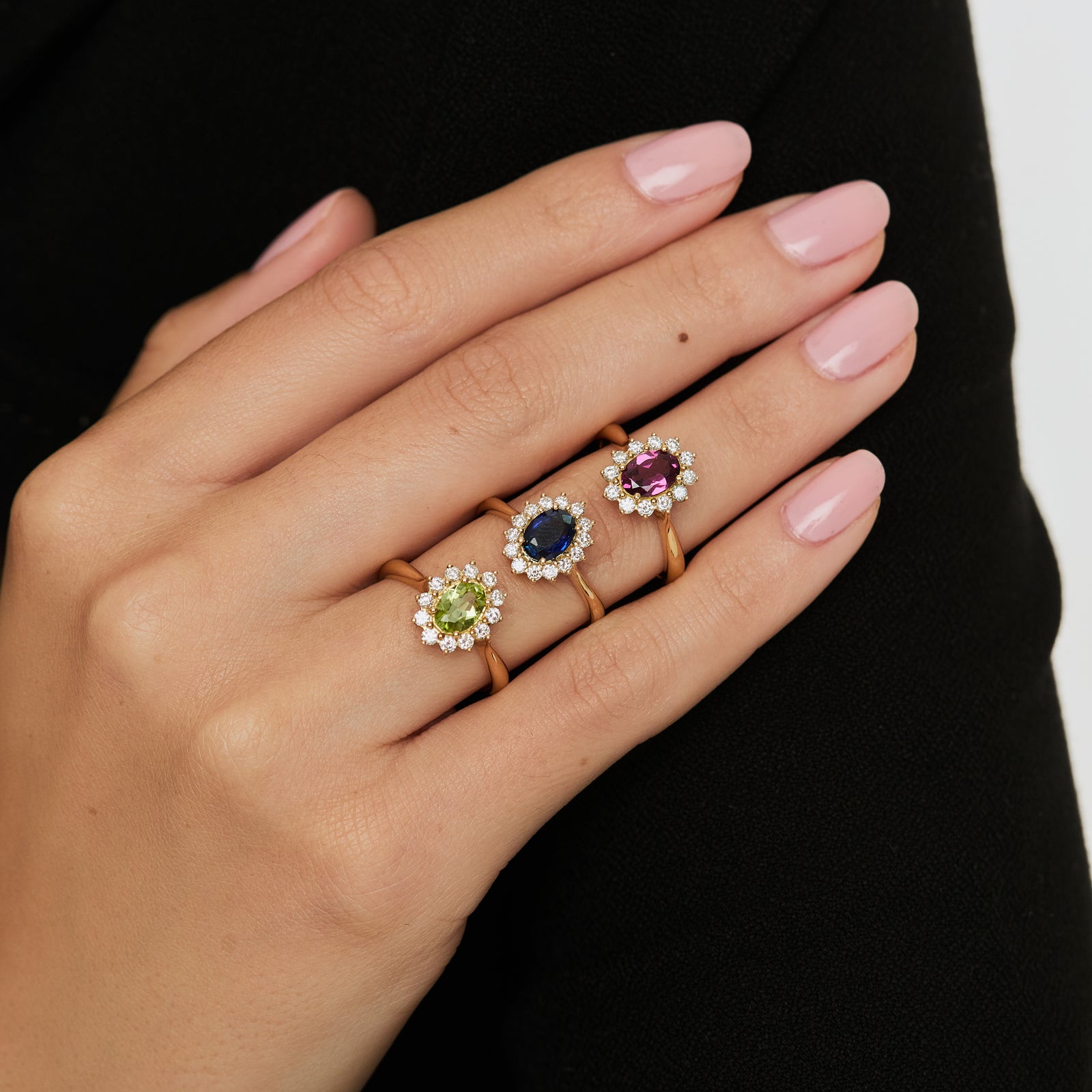 Anillo en oro amarillo de 18K con zafiro oval y brillantes