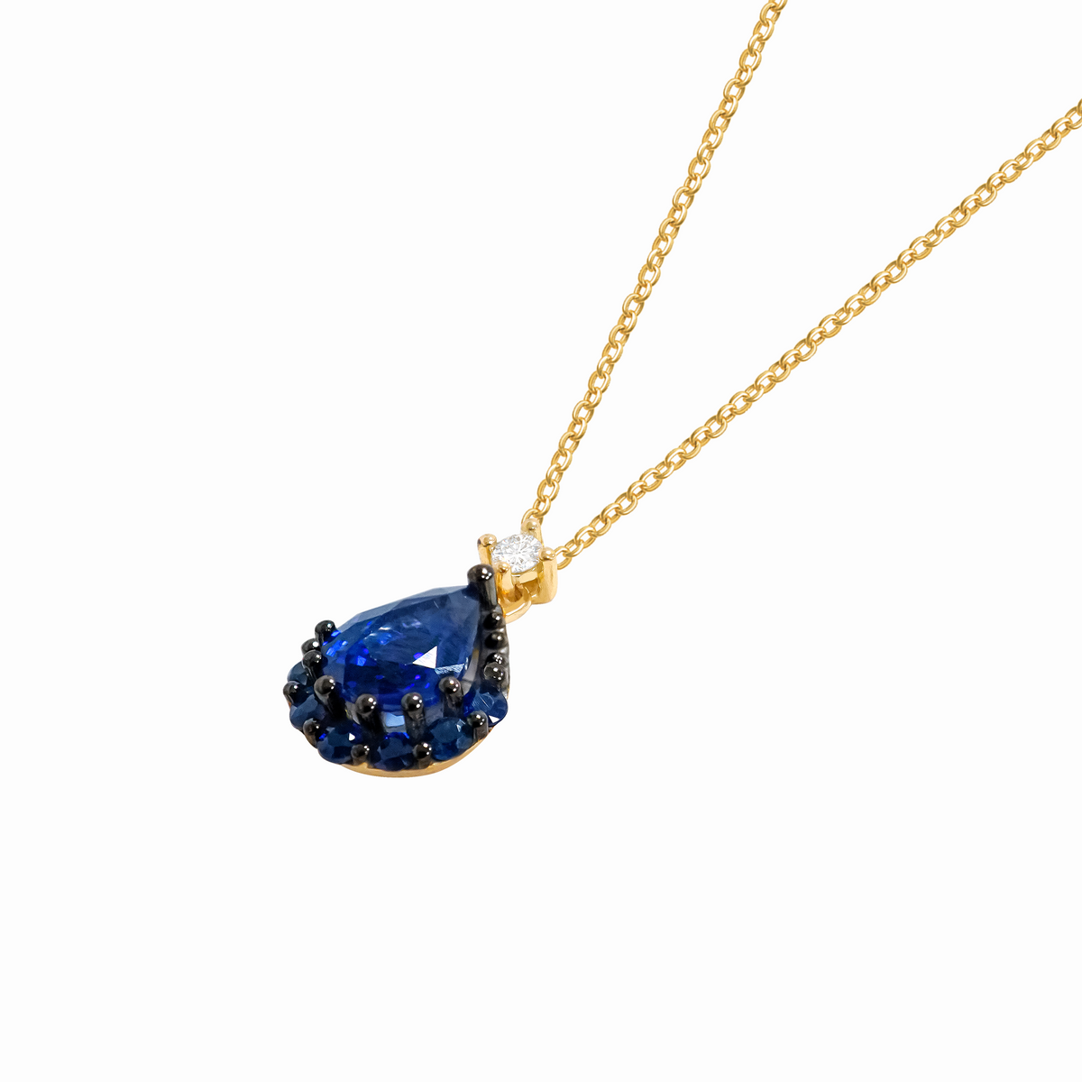 Collar en oro amarillo de 18K con dije pera en zafiros y brillantes con rodio negro