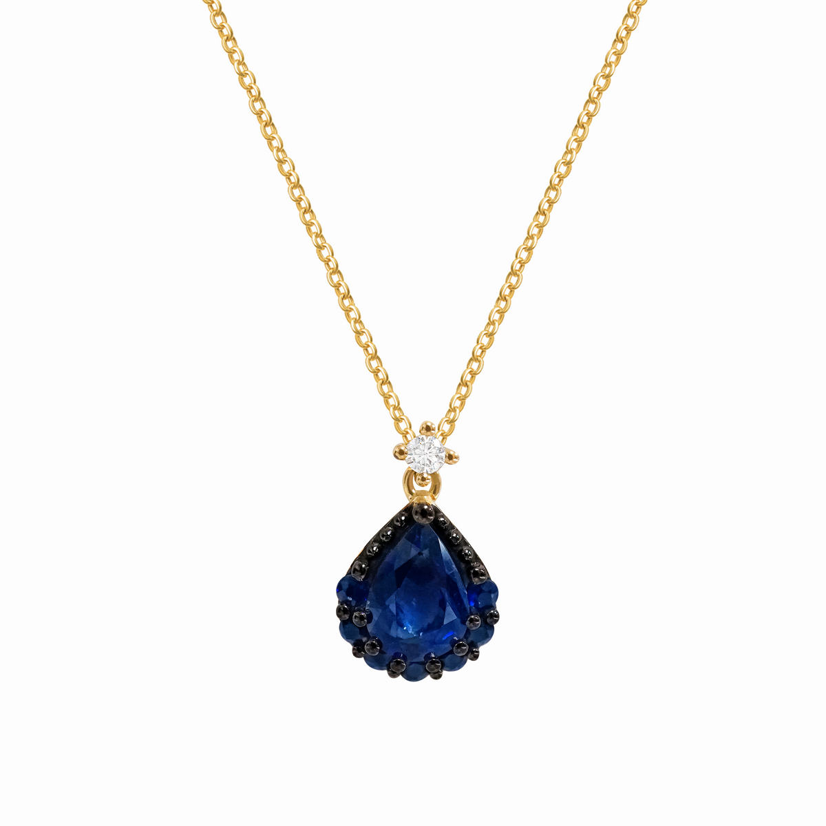 Collar en oro amarillo de 18K con dije pera en zafiros y brillantes con rodio negro