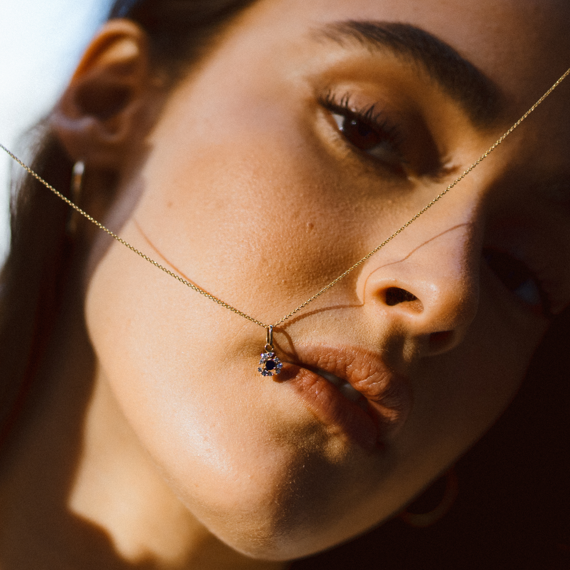 Dije Aurora en oro amarillo de 18K tipo flor con zafiro y brillantes