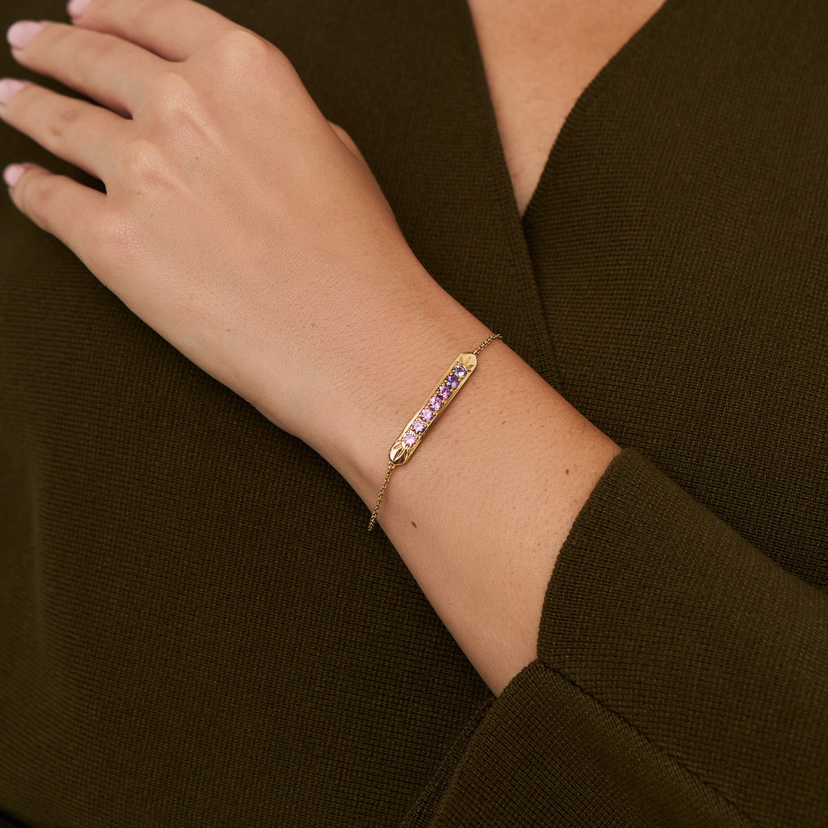 Pulsera oro amarillo de 18K plaquita con zafiro violetas
