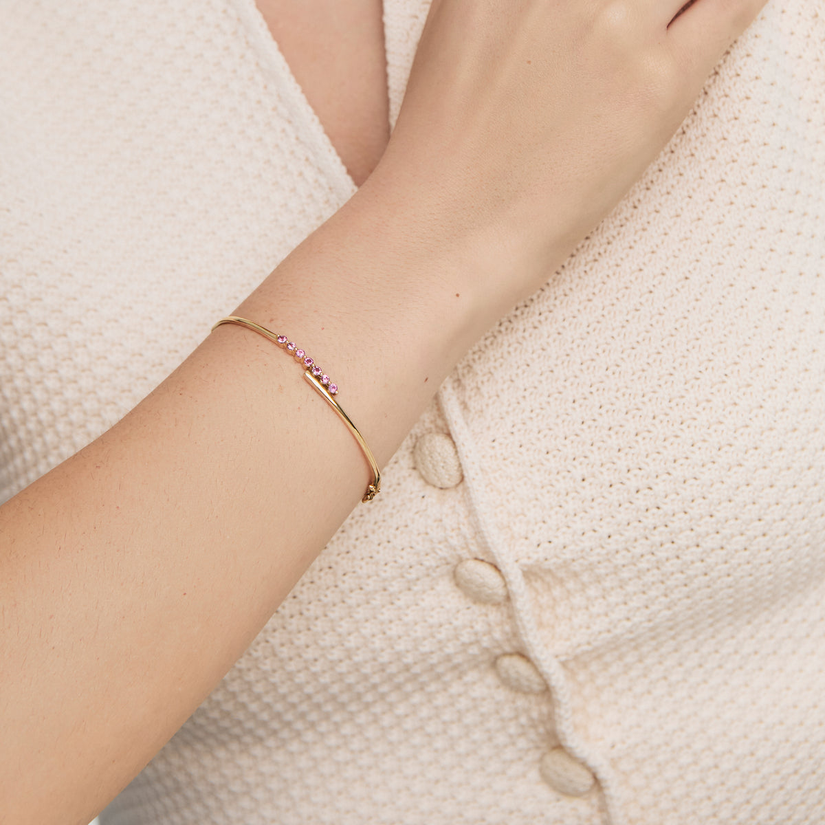Pulsera oro amarillo 18K bangle con zafiros violetas