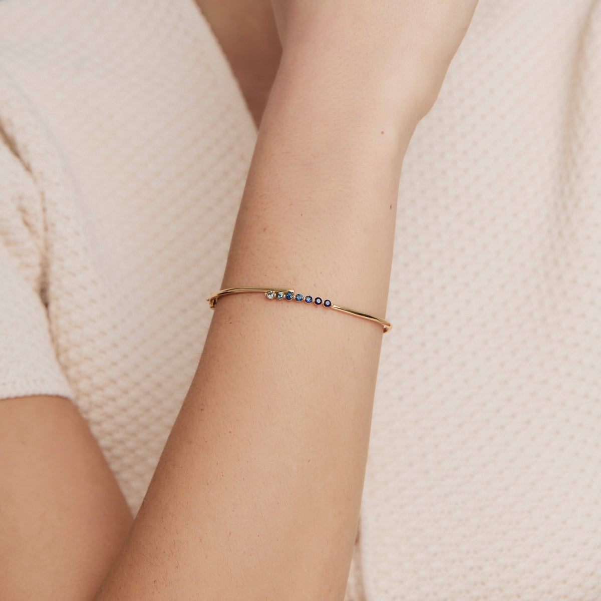 Pulsera en oro amarillo 18K con zafiros intercalados con uñas redondas