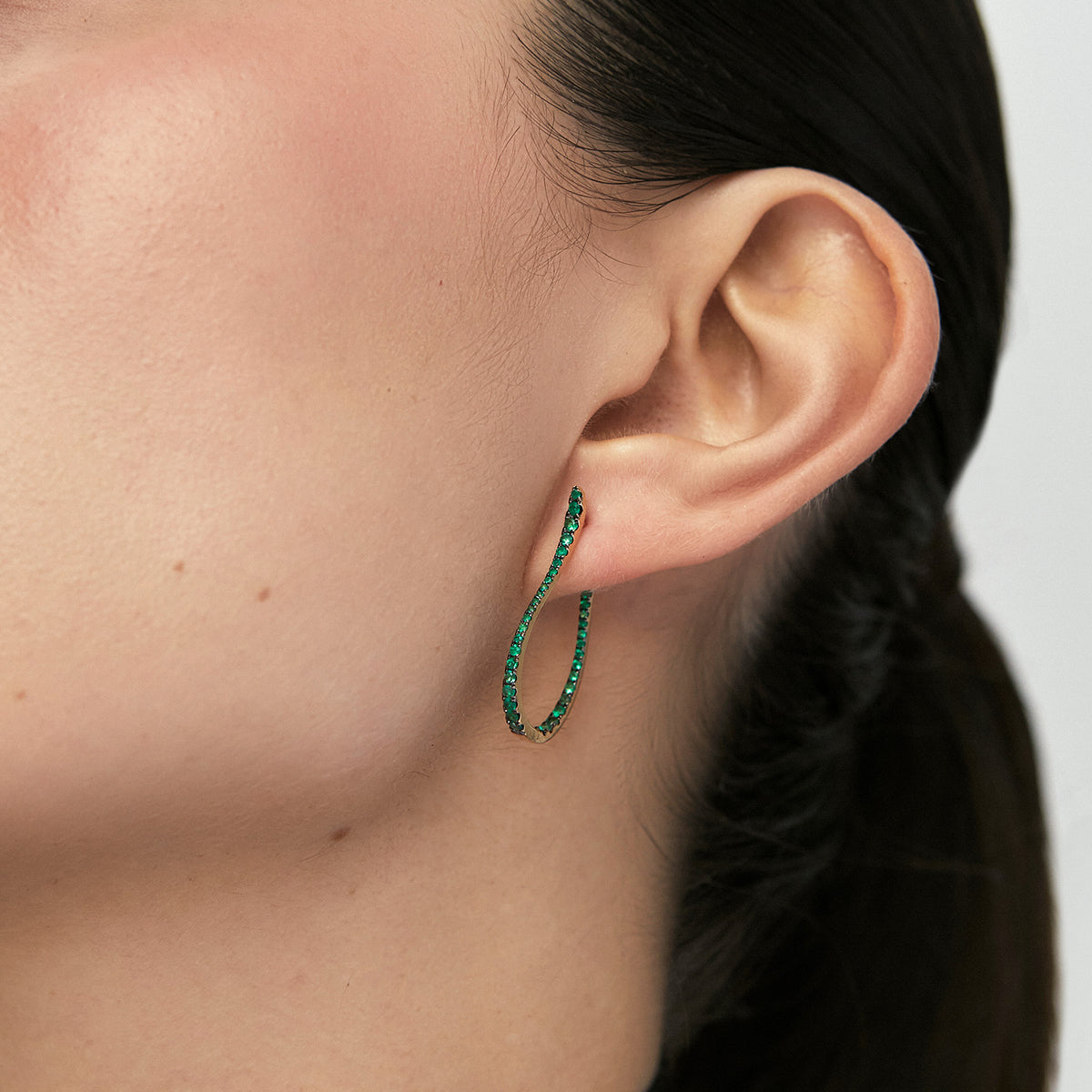 Aretes oro amarillo 18K argollas alargadas con esmeraldas