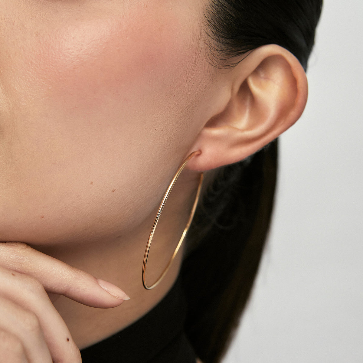 Aretes en oro amarillo de 18K, argollas tipo entorchada y diamantada