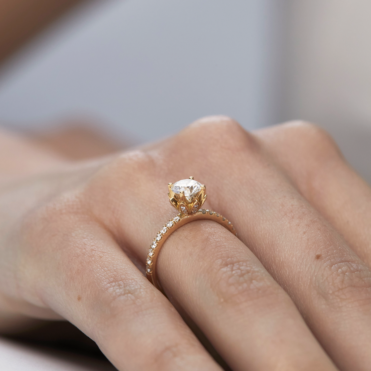 Anillo de compromiso en oro amarillo 18k modelo Bouquet Premium
