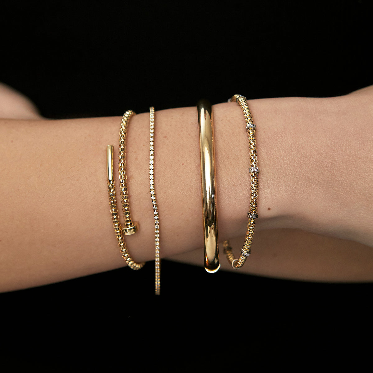 Pulsera en oro amarillo de 18K bangle oval