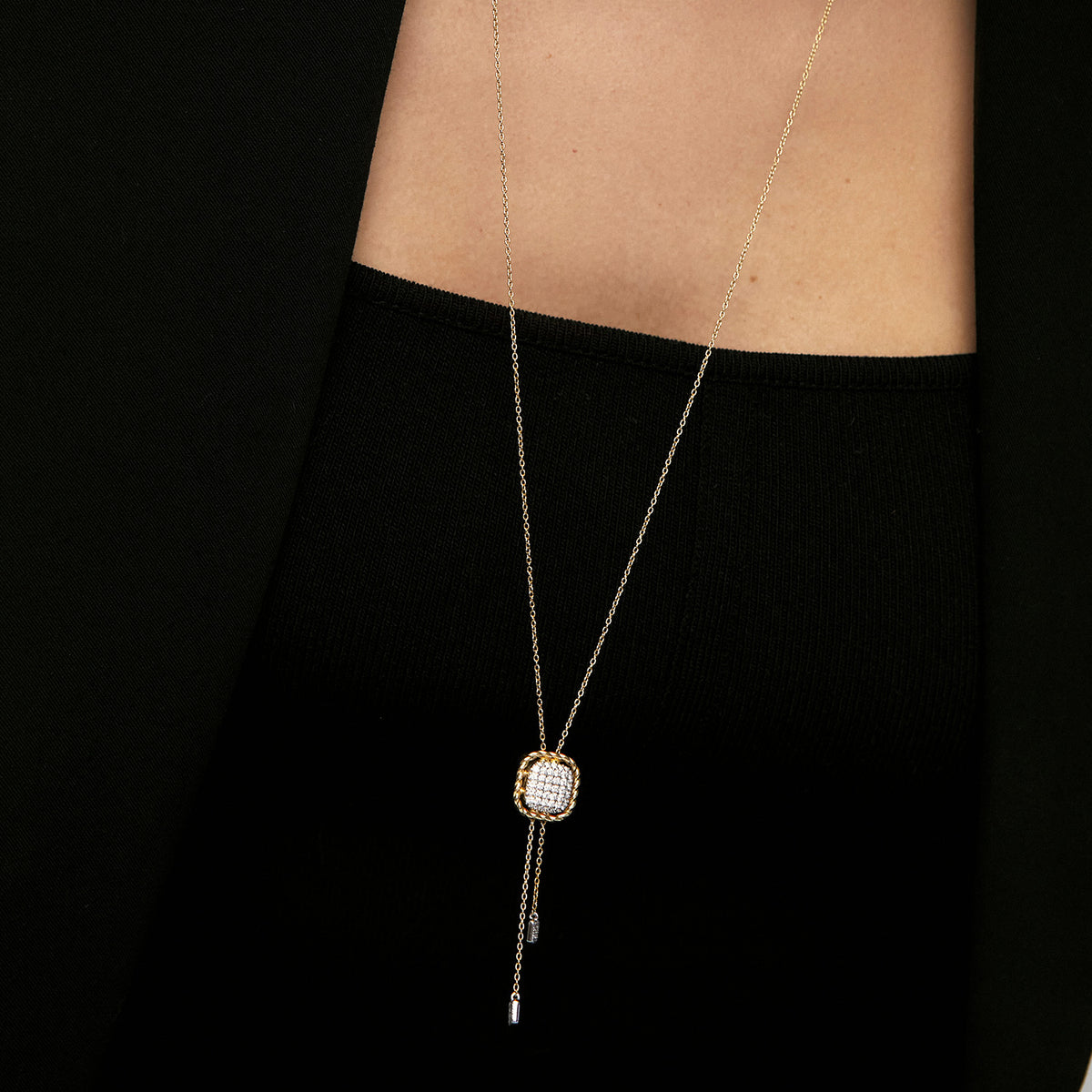 Collar oro amarillo 18K con dije cuadrado con brillantes