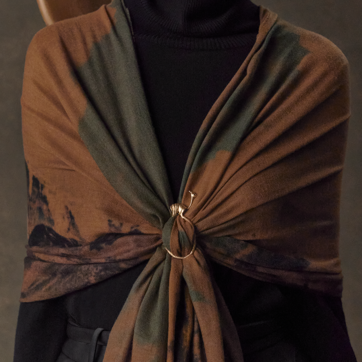 Anillo de estola bañado en oro amarillo 18K en forma de vicuña con aro texturado