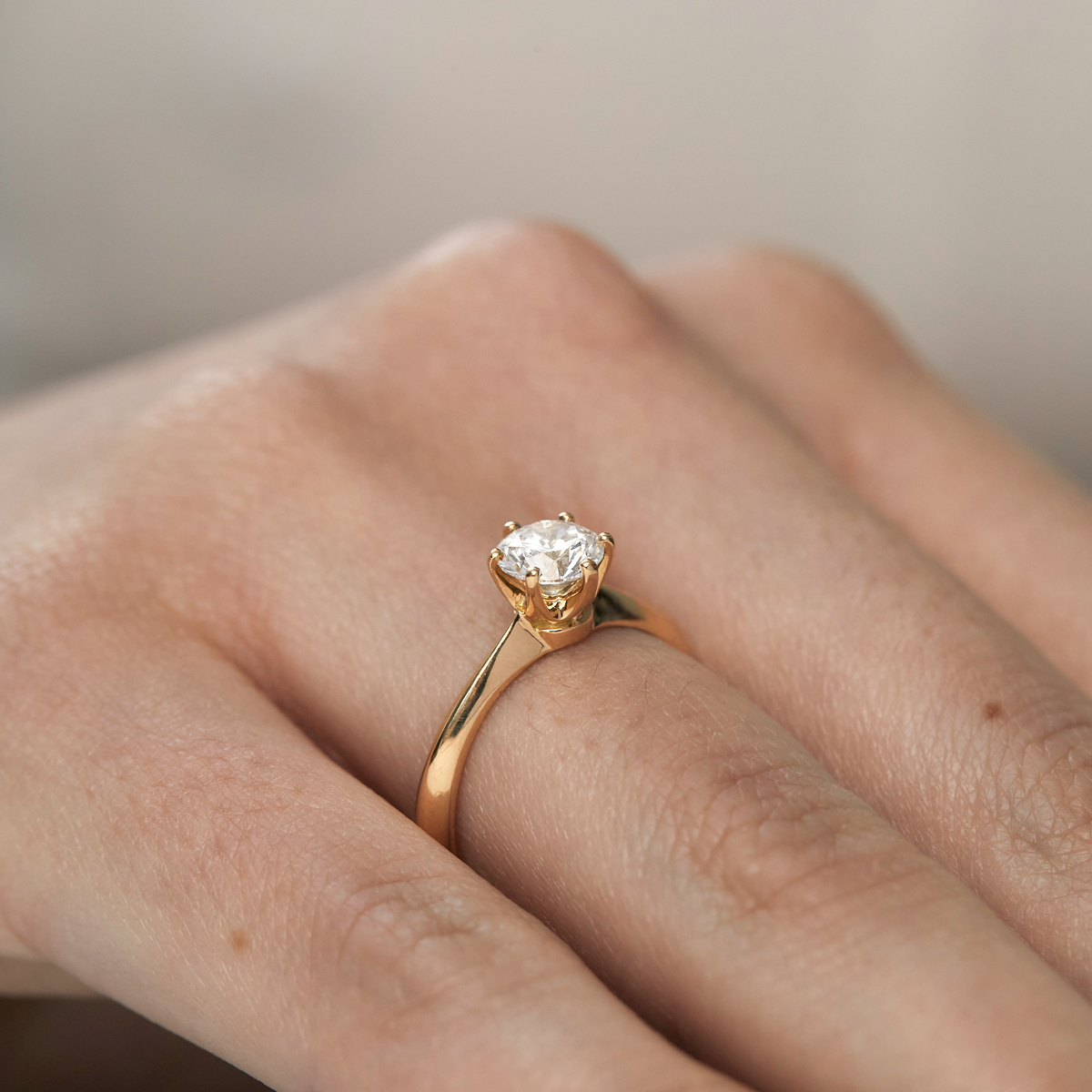 Anillo modelo eterno oro amarillo con brillante de 0.56 ct