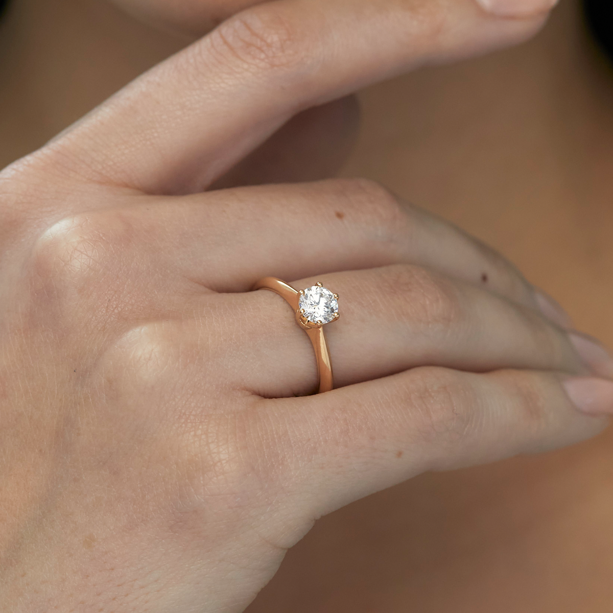 Anillo modelo eterno oro amarillo con brillante de 0.56 ct