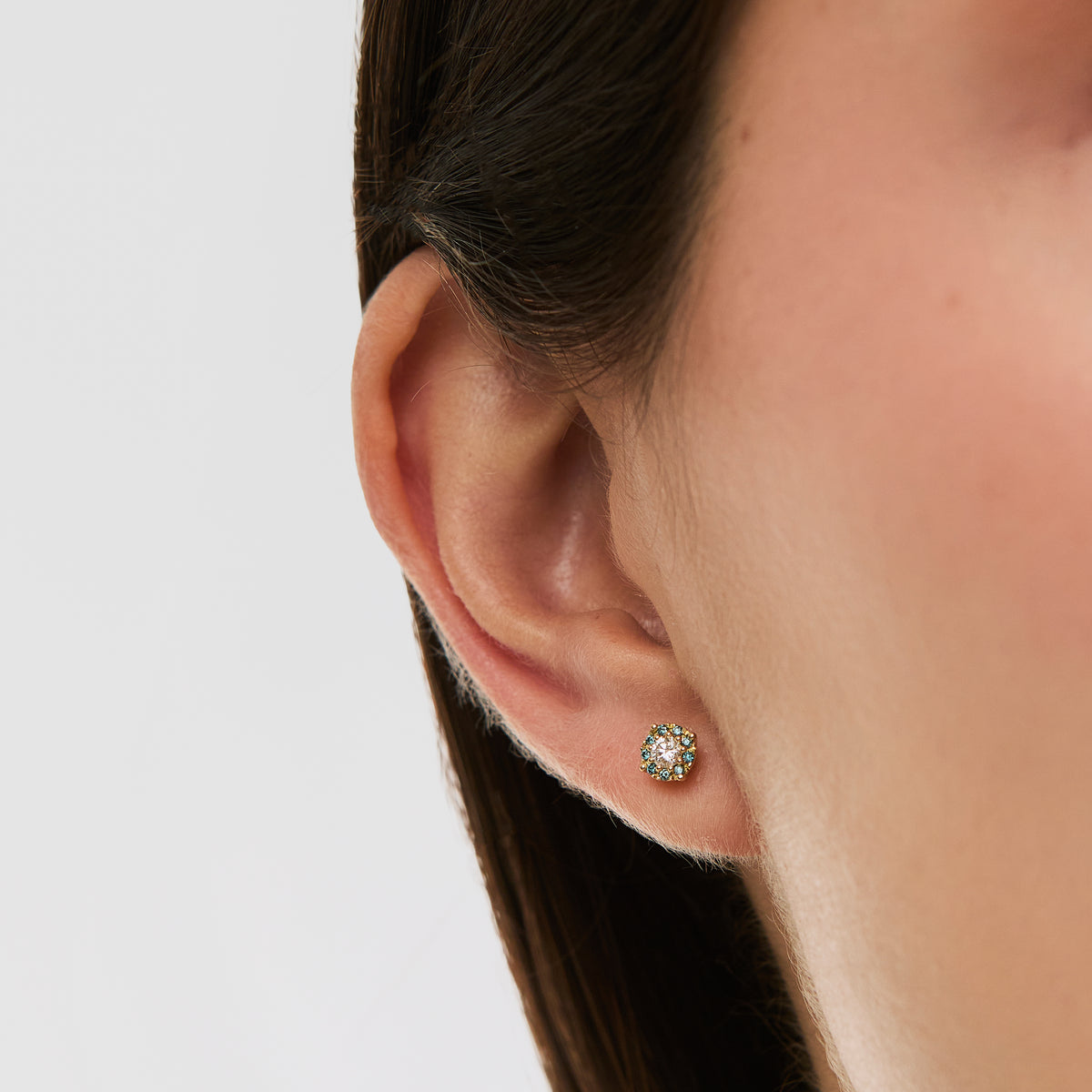Aretes en oro amarillo de 18K roseta redonda con brillantes azules