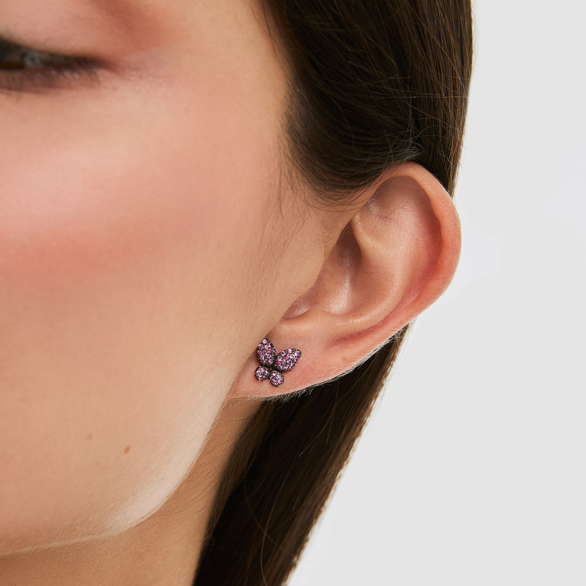 Aretes en oro amarillo 18K mariposa con zafiros rosados y rodio negro