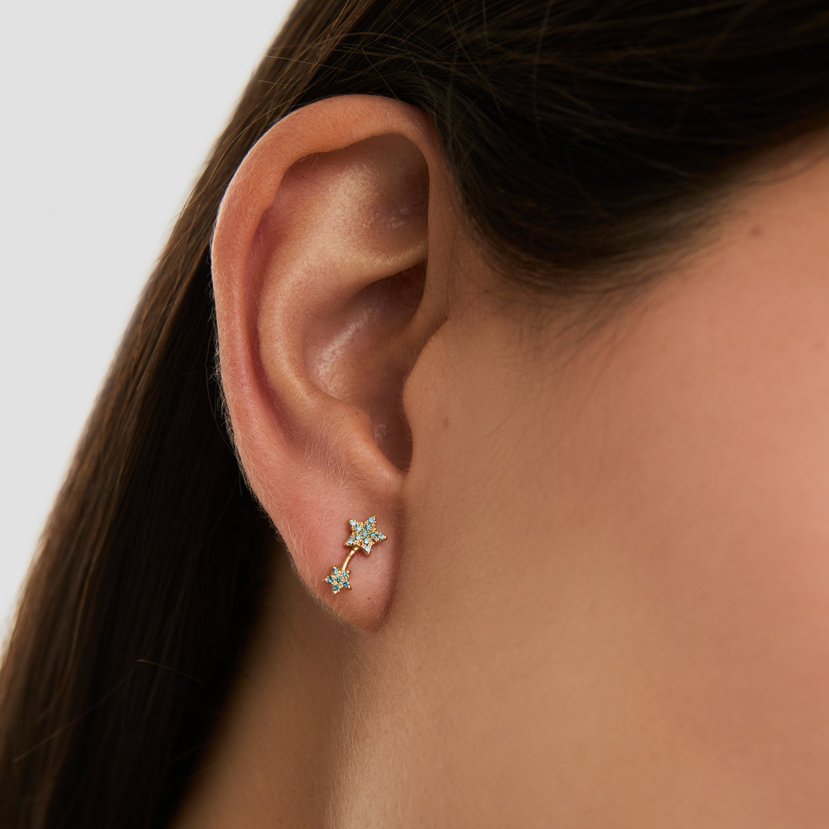 Aretes oro amarillo 18K con dos estrellas full brillantes color azul