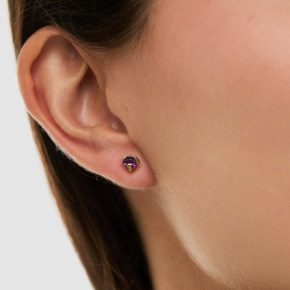 Aretes oro amarillo 18K perro con orejitas colgadas con amatista