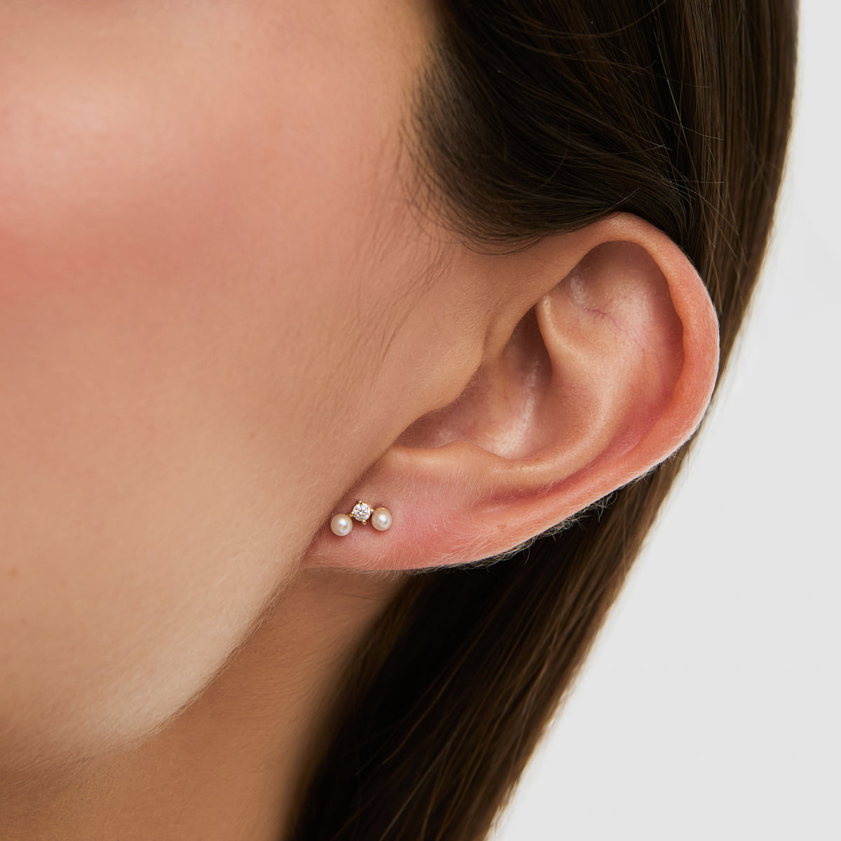 Aretes en oro amarillo 18K en curva con perlas y brillantes