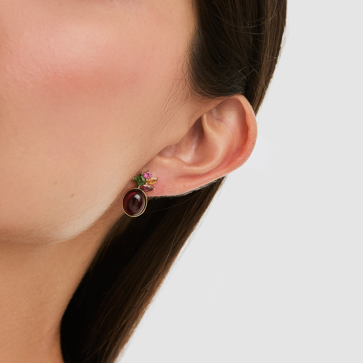 Aretes en oro amarillo 18K con granates turmalinas rosas y verdes