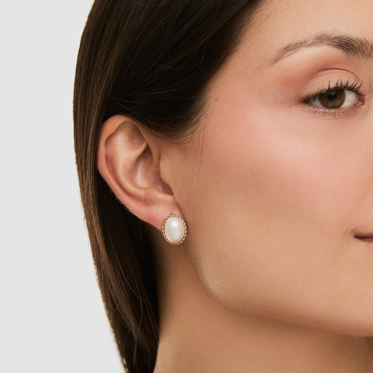 Aretes oro amarillo 18K con media perla mabe y con bisel entorchado