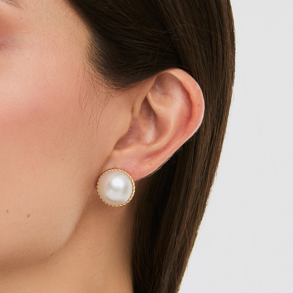 Aretes oro amarillo 18K con media perla mabe y bisel entorchado