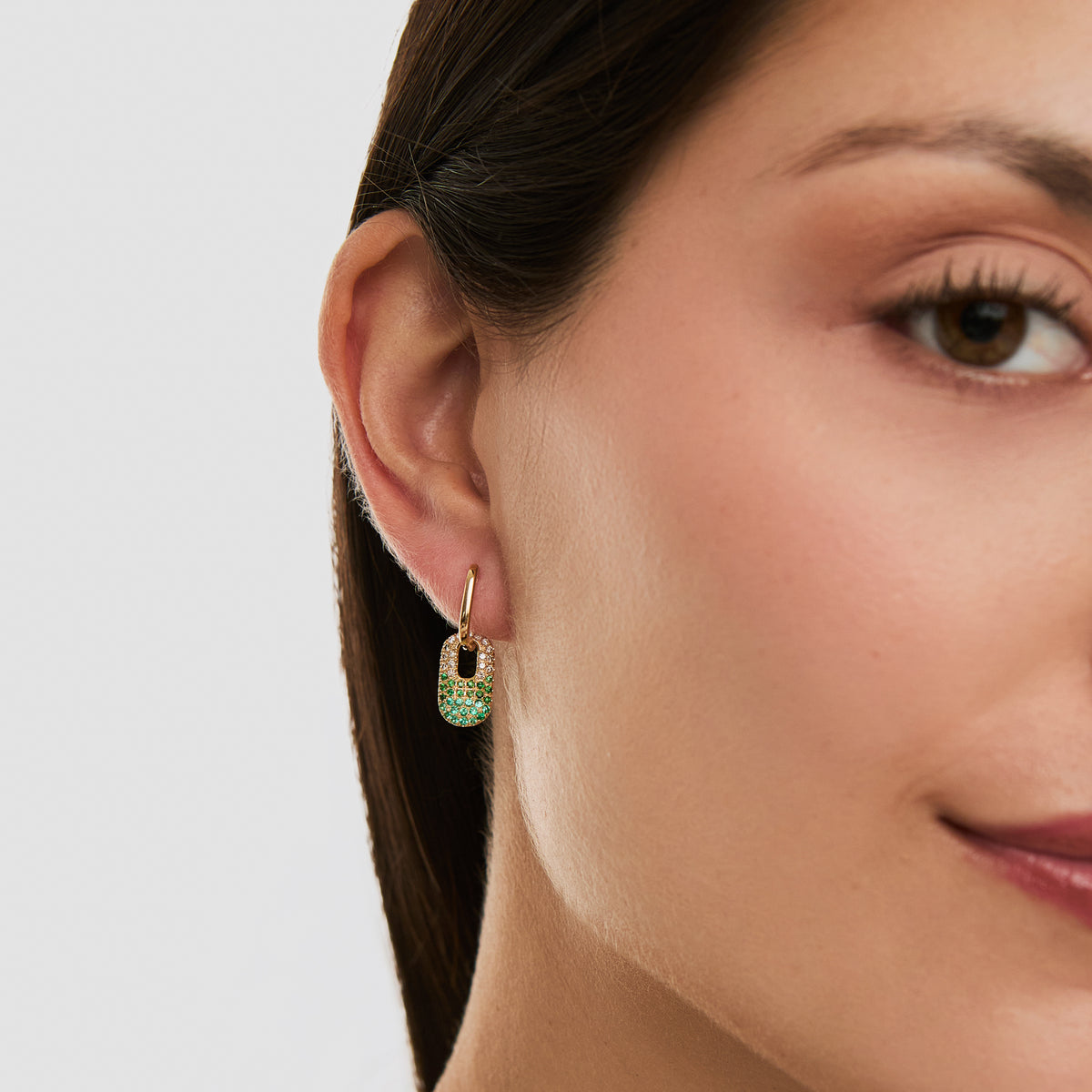 Aretes en oro amarillo de 18K argolla versátil con brillantes y esmeraldas