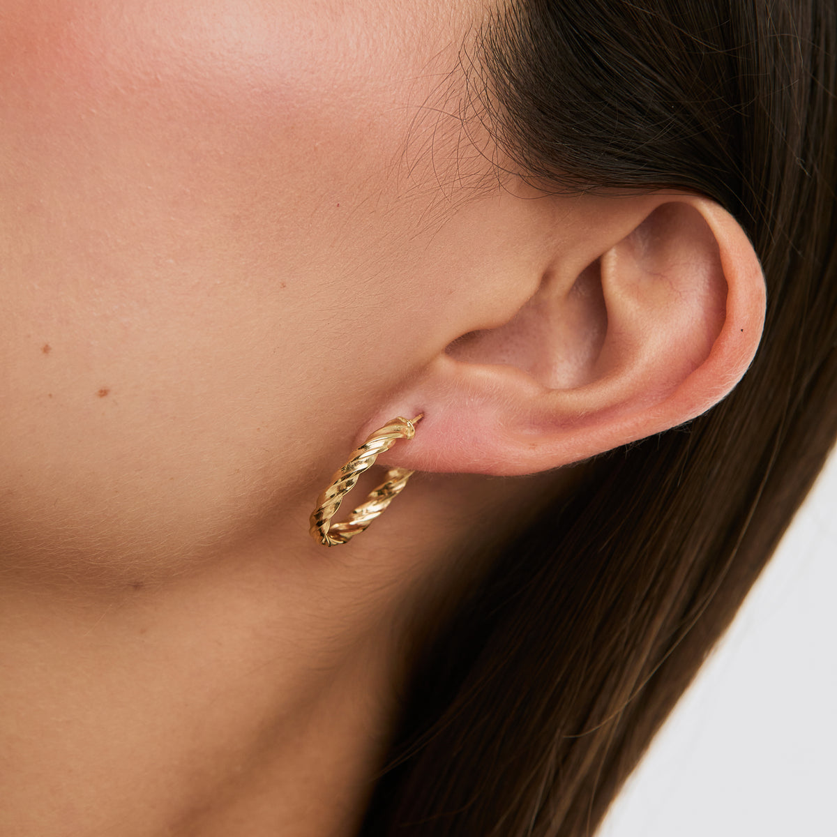Aretes oro amarillo 18K argollas oval tipo entorchado