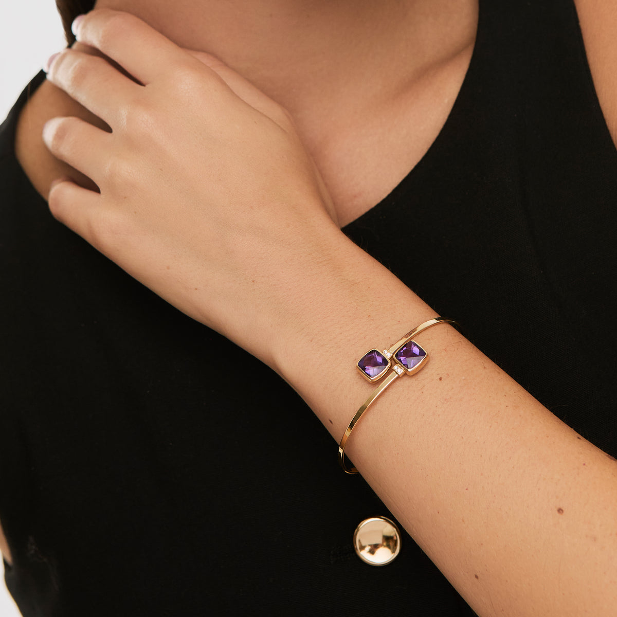 Pulsera en oro amarillo 18K cruzada y amatistas cushion y brillantes