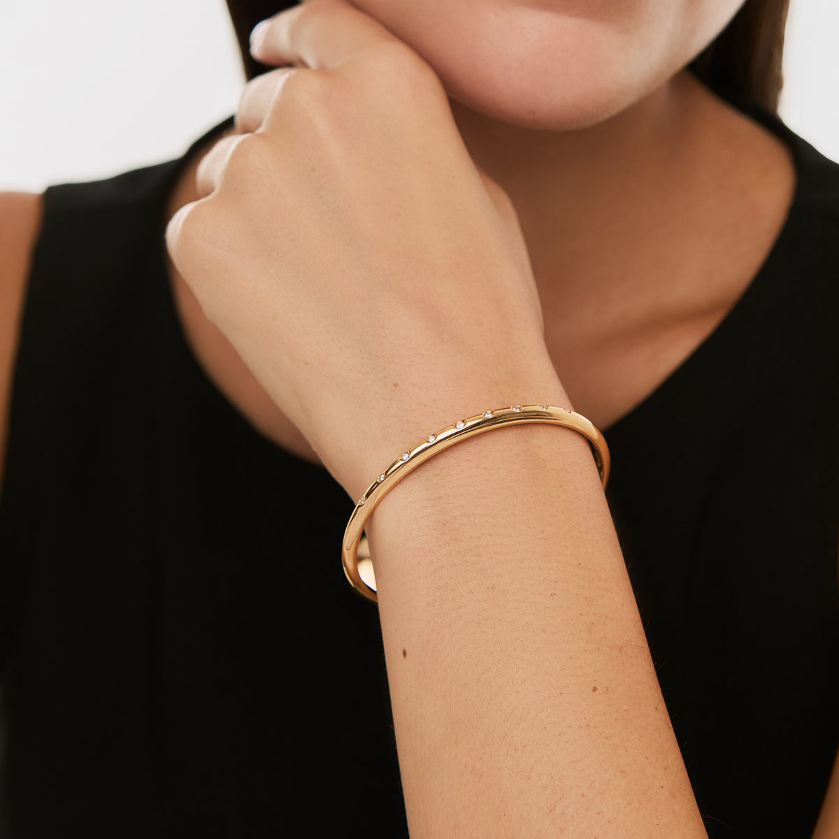 Pulsera oro rosa de 18K bangle con brillantes espaciados