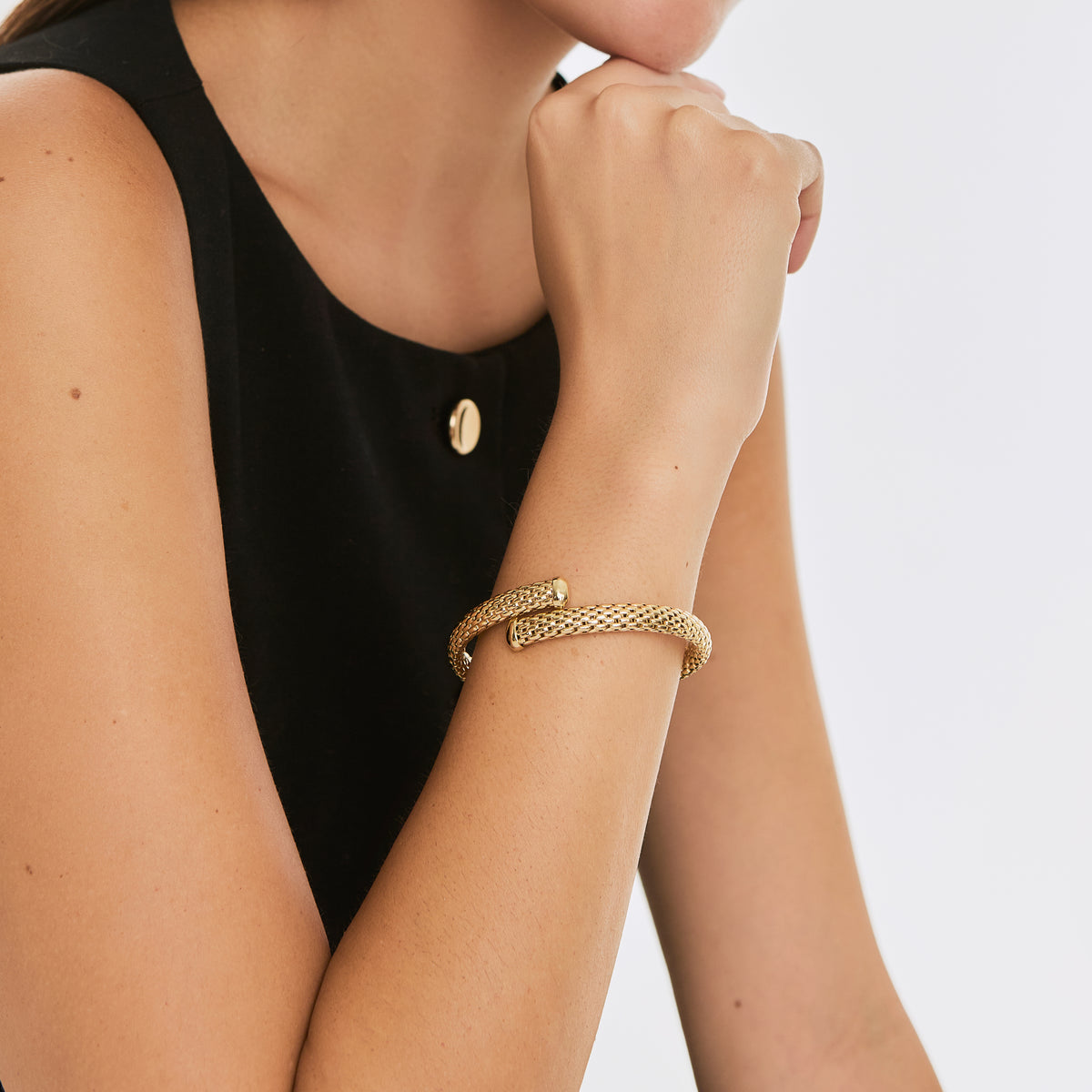 Pulsera en oro amarillo de 18K bangle oval tipo acordonada