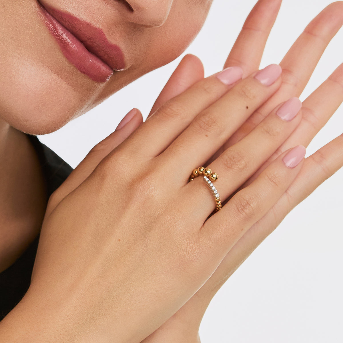 Anillo oro amarillo con bolitas degrade con brillantes