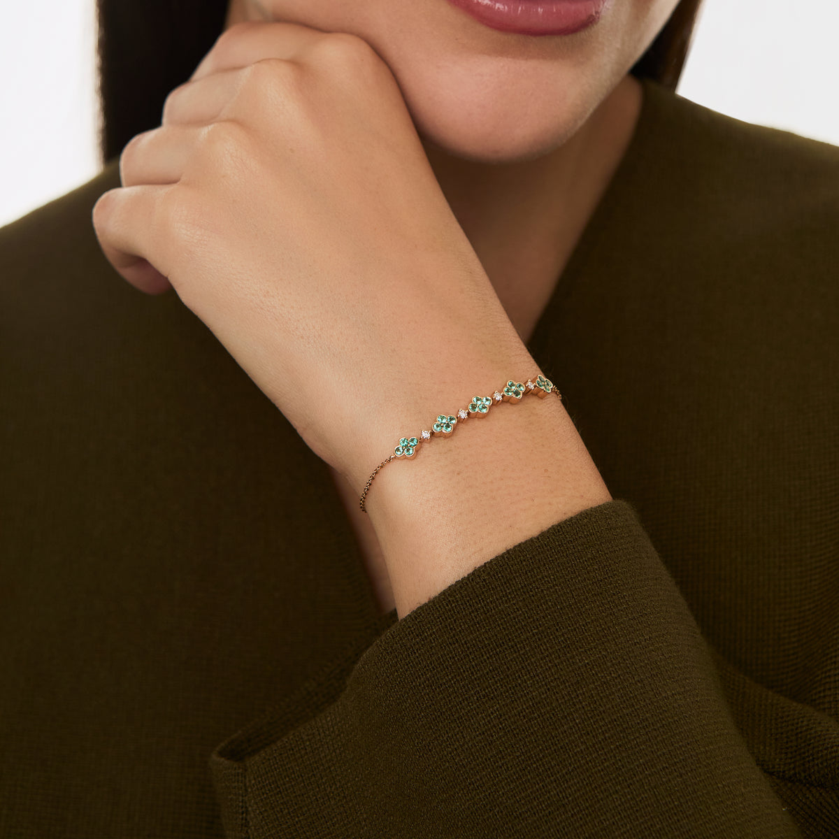 Pulsera oro rosa de 18K con centro tennis con flores esmeraldas