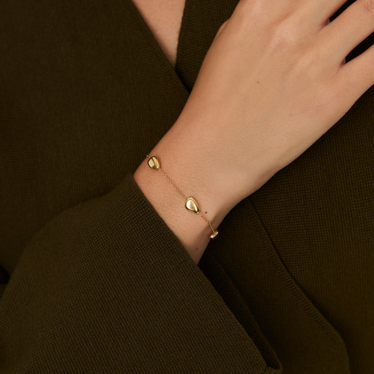 Pulsera en oro amarillo de 18K con cadena y beads intercalados