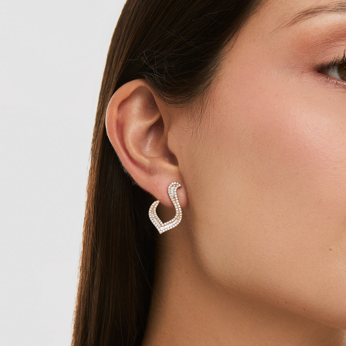 Aretes en oro amarillo 18K diseño ojival con curva abierta