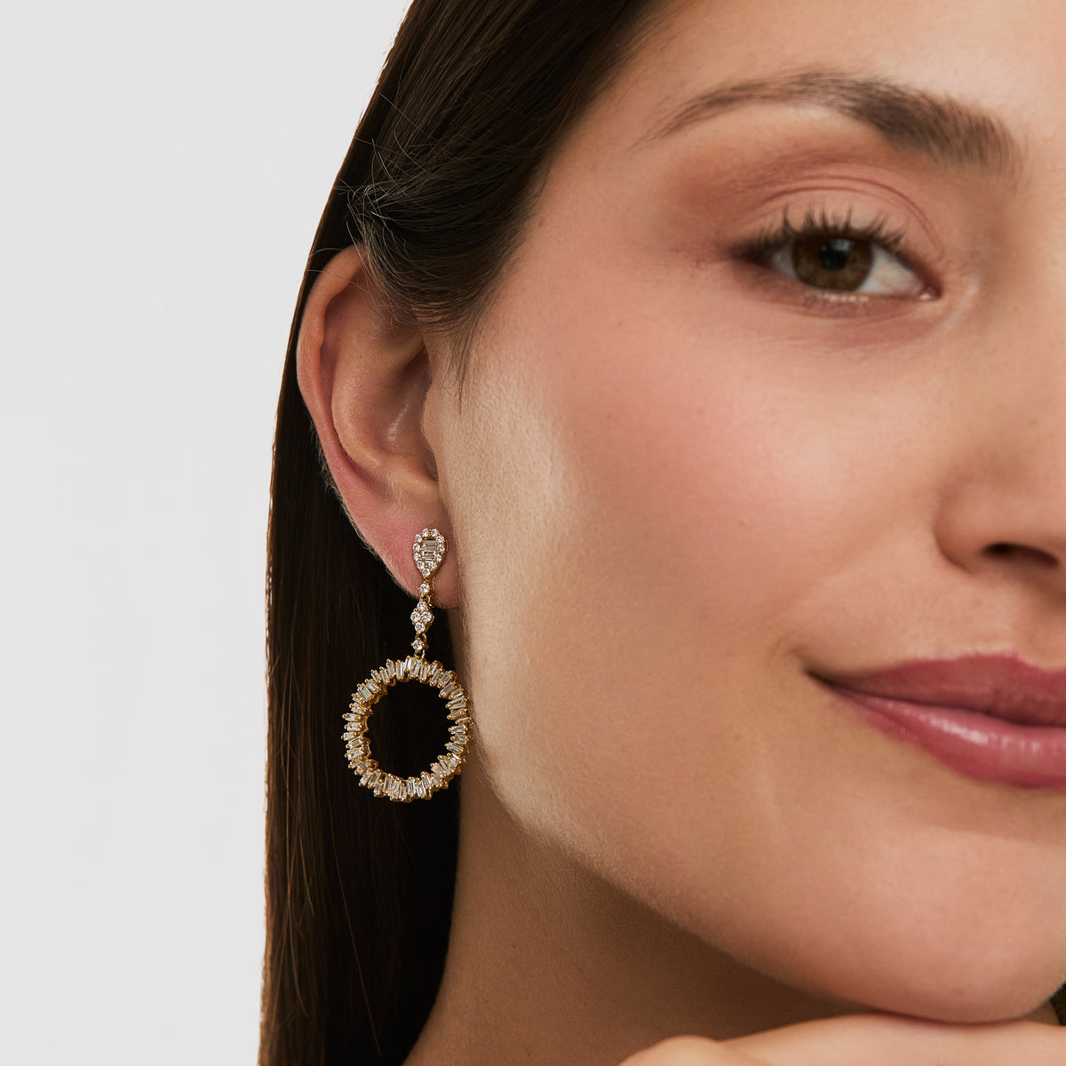 Aretes oro amarillo 18k gota y colgante redondo con brillantes